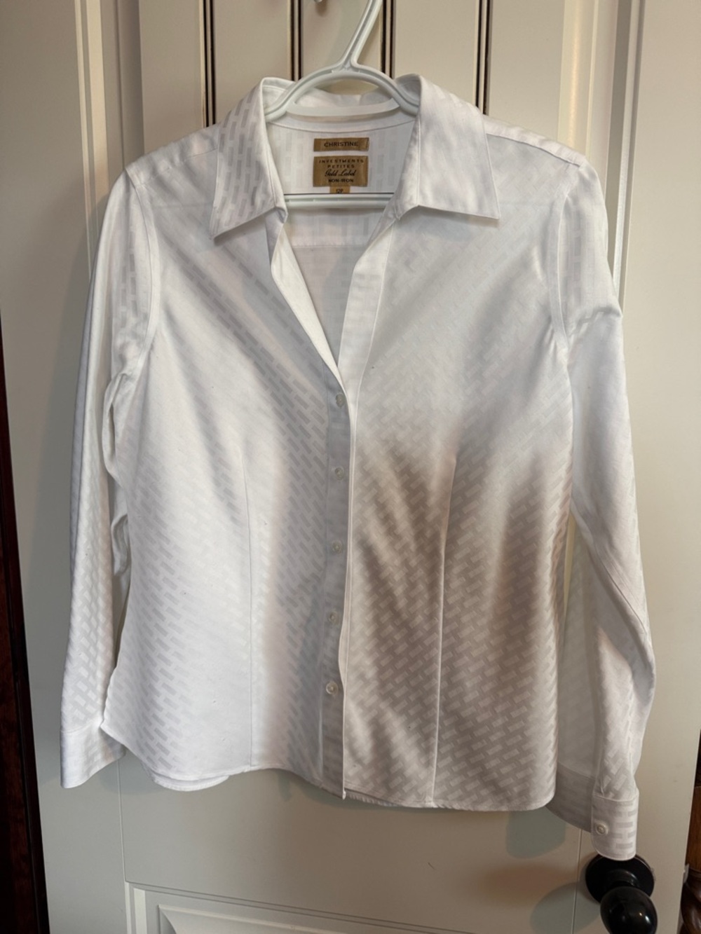 Investments NWOT, No Iron White Textured Button-Up Blouse with Classic Collar.